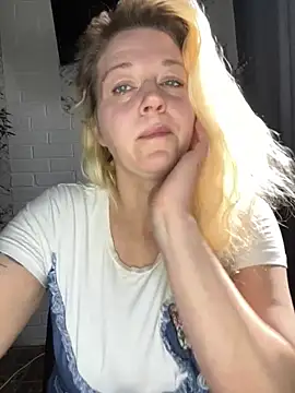 Snapshot of JenniferCarmen chatting on 05/08/26, 02:17 JenniferCarmen online show from 05/08/26, 02:17