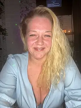 Snapshot of JenniferCarmen chatting on 05/16/26, 04:17 JenniferCarmen online show from 05/16/26, 04:17