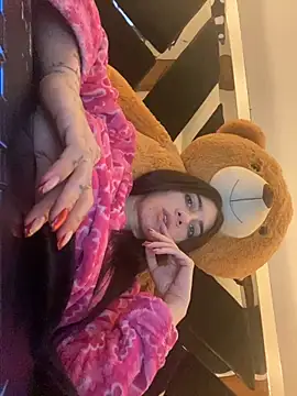 Snapshot of Moon_Magic666 chatting on 12/22/25, 04:09 Moon Magic666 online show from 12/22/25, 04:09