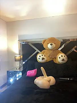 Snapshot of Moon_Magic666 chatting on 02/27/26, 04:18 Moon Magic666 online show from 02/27/26, 04:18