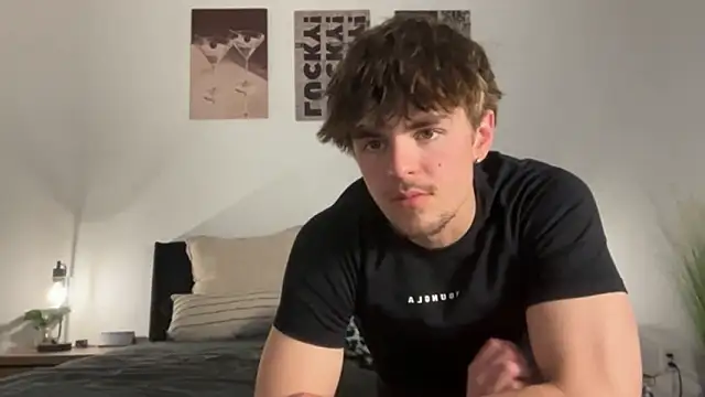 Snapshot of KiraSkys chatting on 03/17/26, 11:52 KiraSkys online show from 03/17/26, 11:52