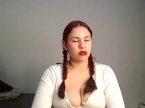 Snapshot of Mia_352 chatting on 04/12/26, 07:57 Mia 352 online show from 04/12/26, 07:57