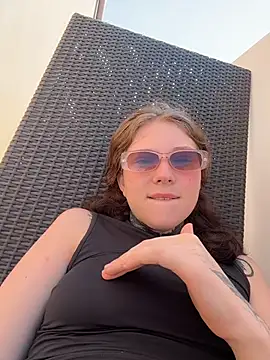 Snapshot of FionaMurr chatting on 12/22/25, 02:19 FionaMurr online show from 12/22/25, 02:19