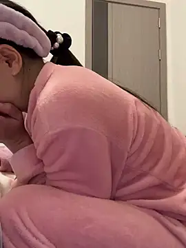 Snapshot of cmvoo chatting on 12/17/25, 02:12 cmvoo online show from 12/17/25, 02:12