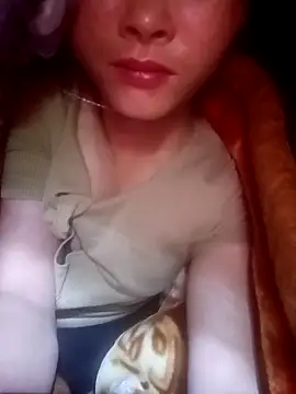 Snapshot of sewetj chatting on 12/13/25, 10:37 sewetj online show from 12/13/25, 10:37