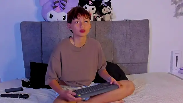 Snapshot of tefi_meow_ chatting on 03/12/26, 02:01 tefi meow online show from 03/12/26, 02:01