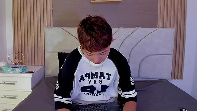 Snapshot of tefi_meow_ chatting on 04/04/26, 04:37 tefi meow online show from 04/04/26, 04:37