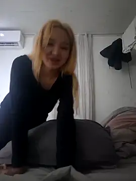 Snapshot of SherrylShaw chatting on 12/16/25, 05:40 SherrylShaw online show from 12/16/25, 05:40