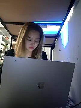 Snapshot of SherrylShaw chatting on 12/22/25, 05:21 SherrylShaw online show from 12/22/25, 05:21