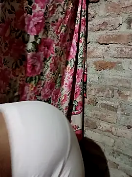 Snapshot of your_neha22 chatting on 12/18/25, 04:40 your neha22 online show from 12/18/25, 04:40