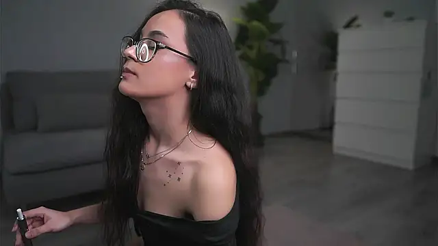 Snapshot of ValexieLux chatting on 03/31/26, 10:04 ValexieLux online show from 03/31/26, 10:04