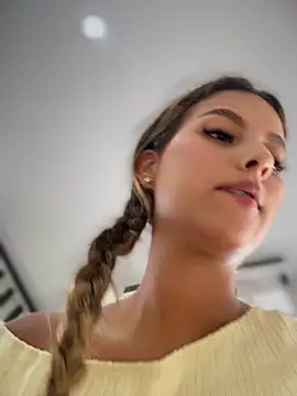 Snapshot of Valeria-escobar chatting on 07/28/26, 04:39 Valeria-escobar online show from 07/28/26, 04:39