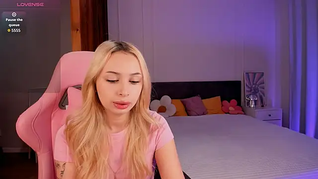 Snapshot of LanaMiracle chatting on 12/16/25, 04:28 LanaMiracle online show from 12/16/25, 04:28