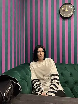 LisaBevy online show from 12/18/25, 08:48