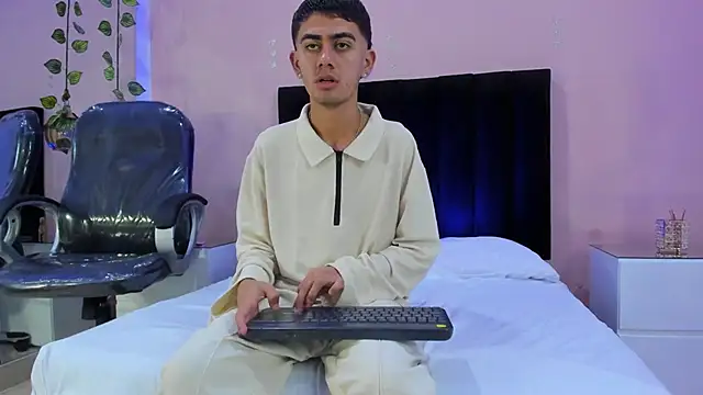 Snapshot of Logan_Wolf_ chatting on 12/22/25, 07:22 Logan Wolf online show from 12/22/25, 07:22