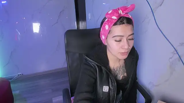 Snapshot of MiaFox_03 chatting on 04/06/26, 02:29 MiaFox 03 online show from 04/06/26, 02:29