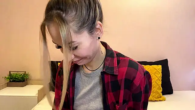 Snapshot of sun_under_skyy chatting on 12/21/25, 10:11 sun under skyy online show from 12/21/25, 10:11