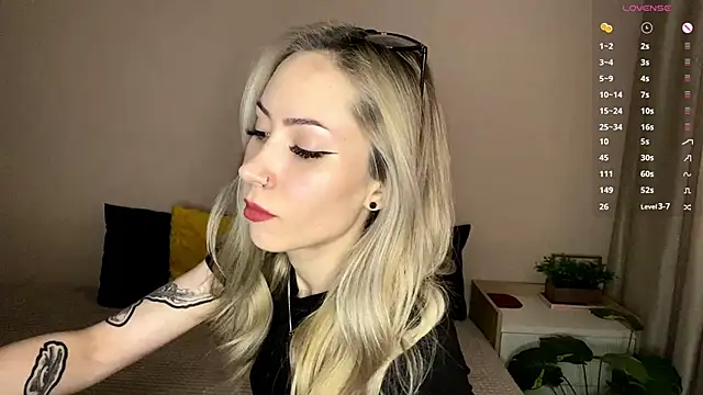 Snapshot of sun_under_skyy chatting on 02/10/26, 08:29 sun under skyy online show from 02/10/26, 08:29