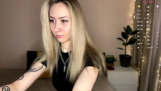 Snapshot of sun_under_skyy chatting on 02/18/26, 02:07 sun under skyy online show from 02/18/26, 02:07