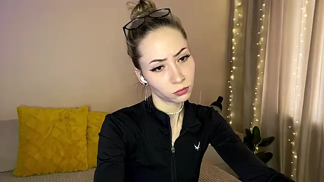 Snapshot of sun_under_skyy chatting on 02/22/26, 02:02 sun under skyy online show from 02/22/26, 02:02