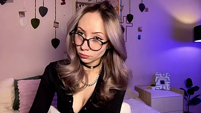 Snapshot of sun_under_skyy chatting on 05/05/26, 04:20 sun under skyy online show from 05/05/26, 04:20
