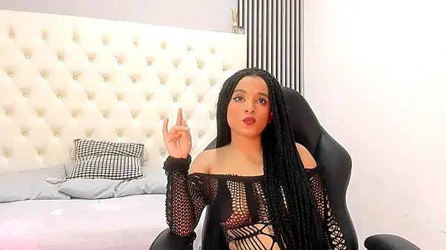 Snapshot of khiara___ chatting on 12/15/25, 10:58 khiara online show from 12/15/25, 10:58