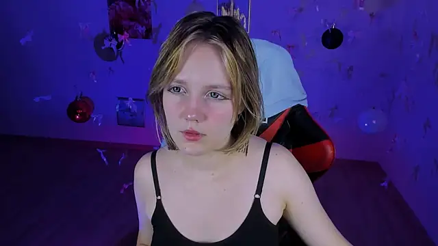 Snapshot of madeline_doll chatting on 12/18/25, 05:35 madeline doll online show from 12/18/25, 05:35