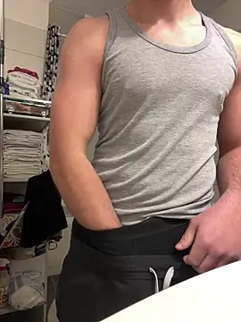 Snapshot of romeoooo01 chatting on 12/20/25, 04:47 romeoooo01 online show from 12/20/25, 04:47