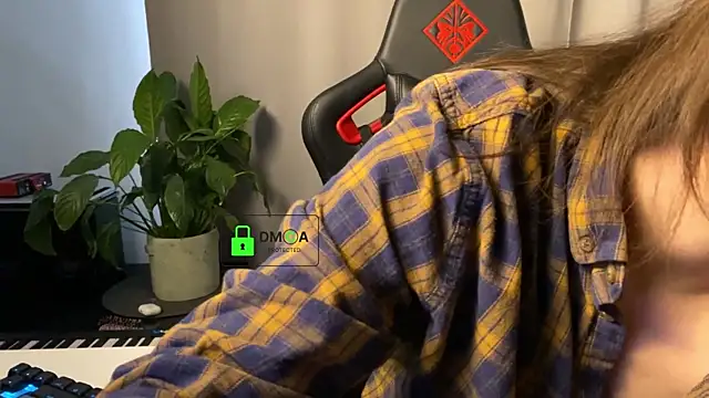 Snapshot of CloudLightt chatting on 12/16/25, 11:37 CloudLightt online show from 12/16/25, 11:37