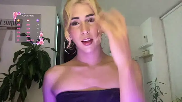 Snapshot of isa_fox_23 chatting on 01/08/26, 12:57 isa fox 23 online show from 01/08/26, 12:57