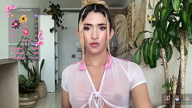Snapshot of isa_fox_23 chatting on 06/17/26, 01:12 isa fox 23 online show from 06/17/26, 01:12