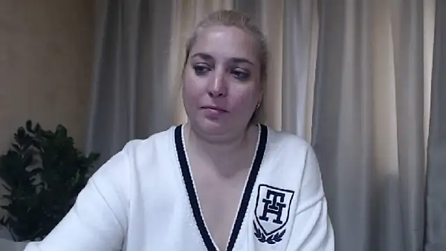 Snapshot of sweetpussy13 chatting on 06/02/26, 06:15 sweetpussy13 online show from 06/02/26, 06:15