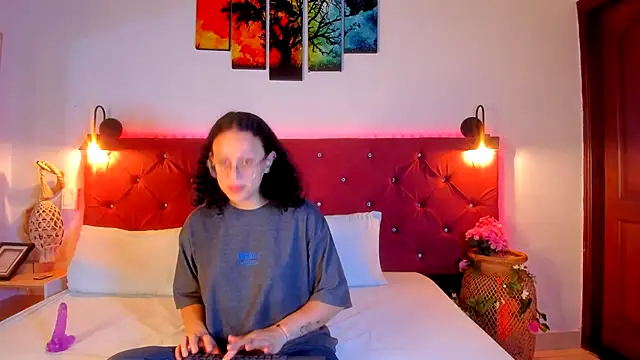 Snapshot of Trixye_Moon chatting on 12/16/25, 04:39 Trixye Moon online show from 12/16/25, 04:39