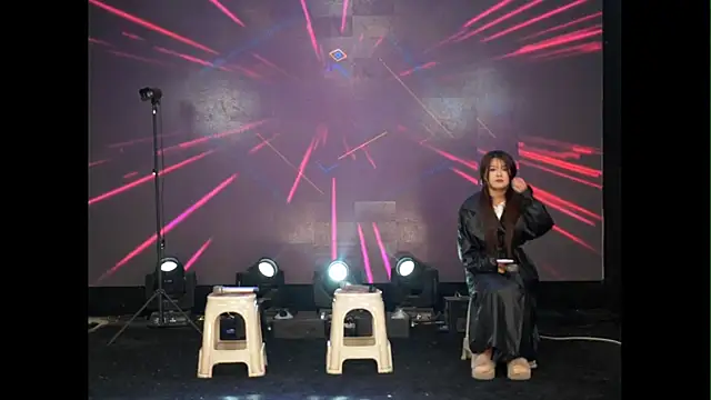 Snapshot of Xiaomei668 chatting on 12/15/25, 12:53 Xiaomei668 online show from 12/15/25, 12:53