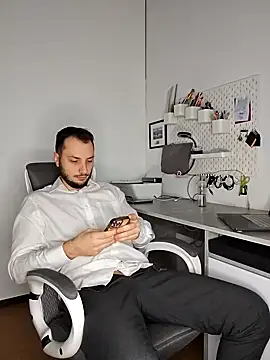 Lovebackground online show from 12/04/24, 11:30