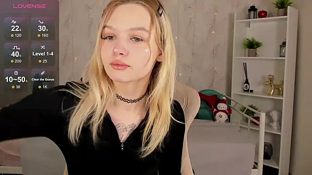 Snapshot of KianaVision chatting on 12/18/25, 05:35 KianaVision online show from 12/18/25, 05:35