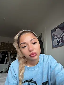 Snapshot of SilkyMira chatting on 12/15/25, 10:41 SilkyMira online show from 12/15/25, 10:41