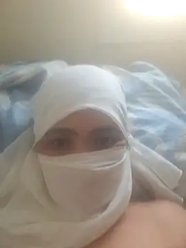 Snapshot of katiyvy chatting on 12/18/25, 04:46 katiyvy online show from 12/18/25, 04:46