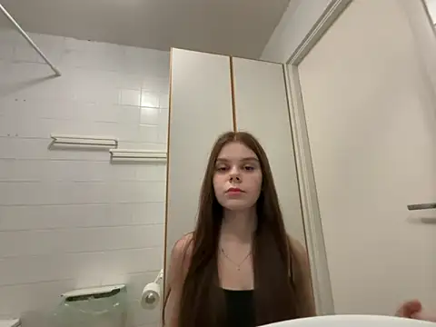 Snapshot of LeyaFlamy chatting on 12/14/25, 04:34 LeyaFlamy online show from 12/14/25, 04:34