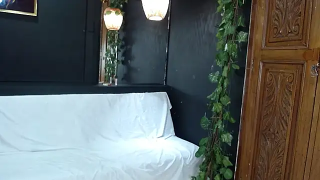 Snapshot of Layla_Isabel chatting on 12/16/25, 12:54 Layla Isabel online show from 12/16/25, 12:54