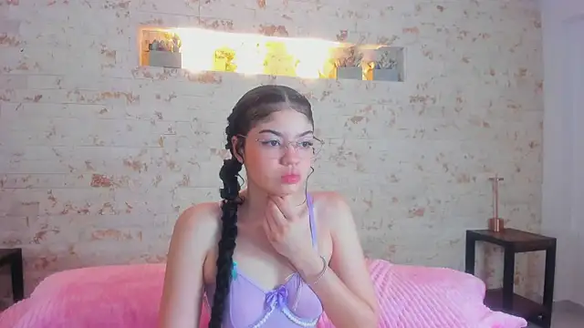 Snapshot of chloe_cortez chatting on 05/23/26, 10:19 chloe cortez online show from 05/23/26, 10:19