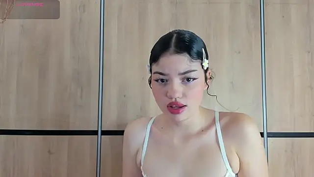 Snapshot of chloe_cortez chatting on 07/04/26, 12:00 chloe cortez online show from 07/04/26, 12:00