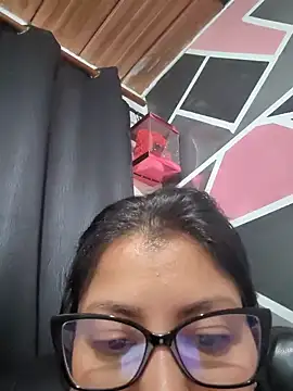 Snapshot of Mia-krafor chatting on 12/15/25, 10:25 Mia-krafor online show from 12/15/25, 10:25