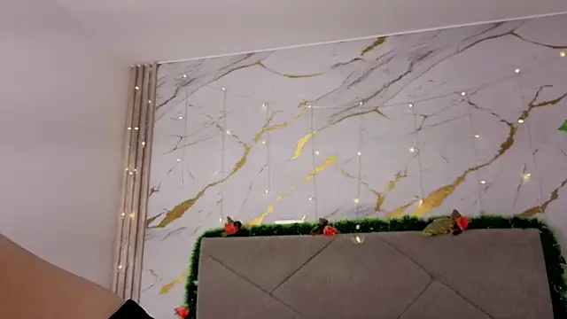 Snapshot of Yutoorii- chatting on 12/14/25, 06:19 Yutoorii- online show from 12/14/25, 06:19