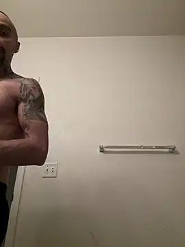 Snapshot of faces818 chatting on 03/19/26, 12:58 faces818 online show from 03/19/26, 12:58