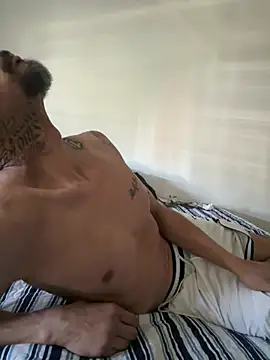 Snapshot of faces818 chatting on 04/15/26, 10:43 faces818 online show from 04/15/26, 10:43