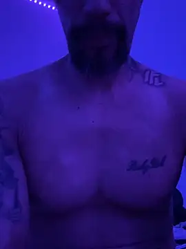 Snapshot of faces818 chatting on 04/19/26, 03:39 faces818 online show from 04/19/26, 03:39