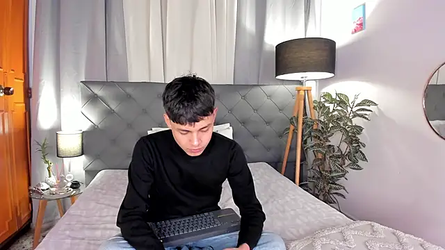 Snapshot of Andy_Belier23 chatting on 04/04/26, 11:24 Andy Belier23 online show from 04/04/26, 11:24