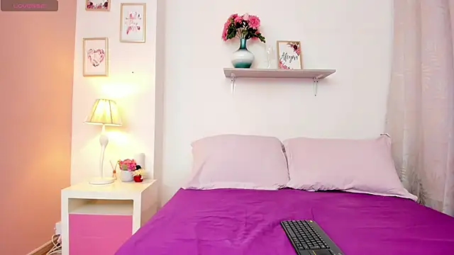 EmmaBell  online show from 12/17/25, 12:55