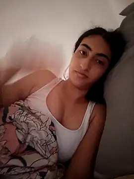 Snapshot of LindaRojas chatting on 12/17/25, 07:42 LindaRojas online show from 12/17/25, 07:42